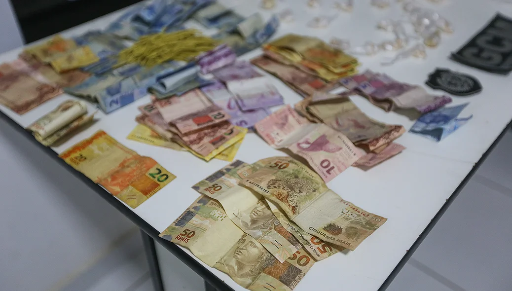 Bastante dinheiro apreendido