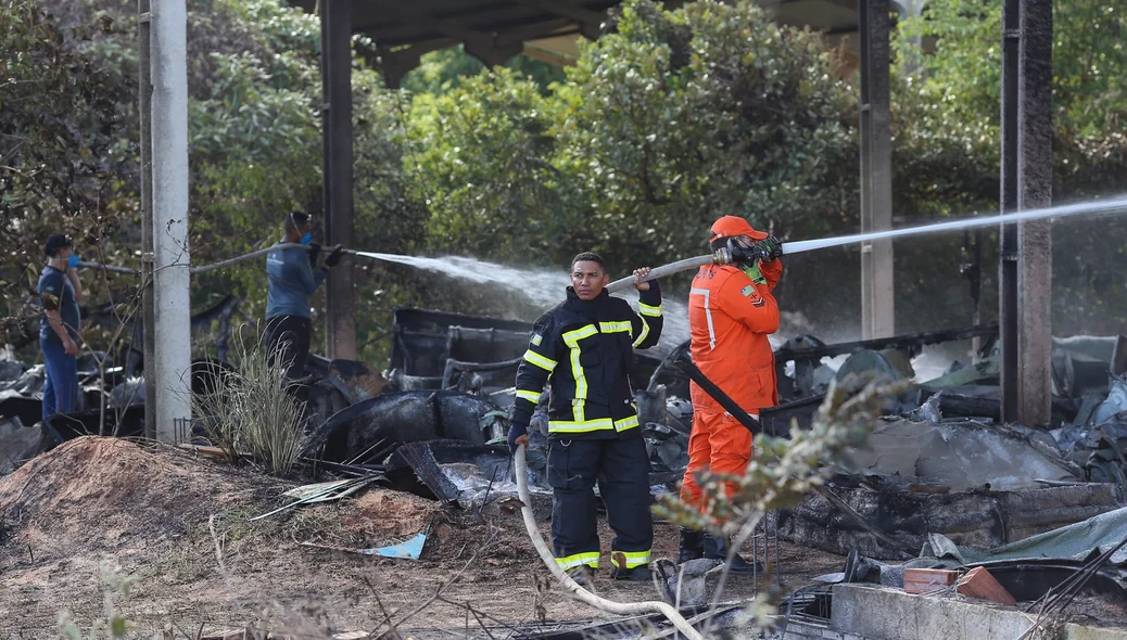 Bombeiros em trabalho