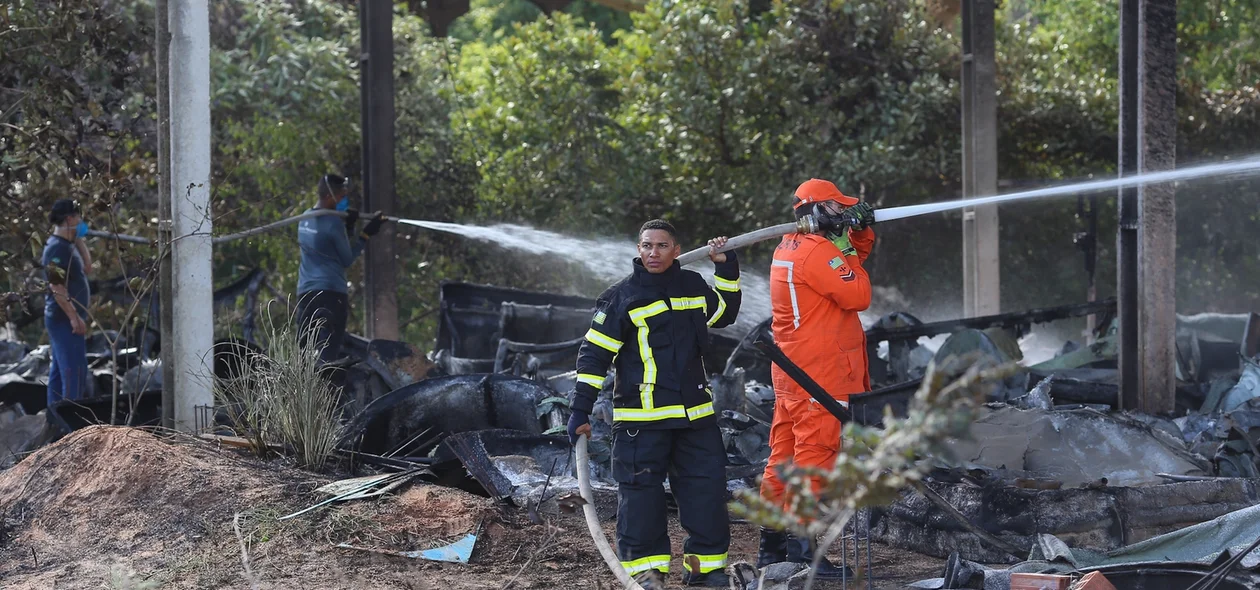Bombeiros em trabalho