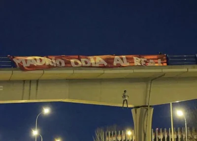 Boneco com a camisa de Vini Jr sendo enforcado é colocado em viaduto na Espanha