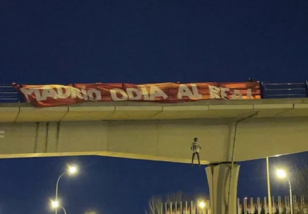 Boneco com a camisa de Vini Jr sendo enforcado é colocado em viaduto na Espanha