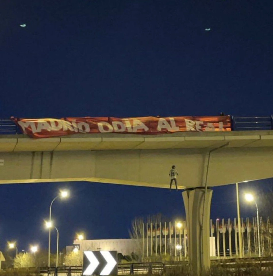 Boneco com a camisa de Vini Jr sendo enforcado é colocado em viaduto na Espanha