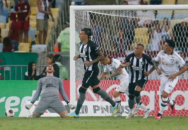 Botafogo vence o Fluminense no Campeonato Carioca