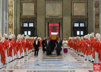 Caixão de Bento XVI é carregado para a Basílica de São Pedro