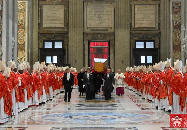 Caixão de Bento XVI é carregado para a Basílica de São Pedro