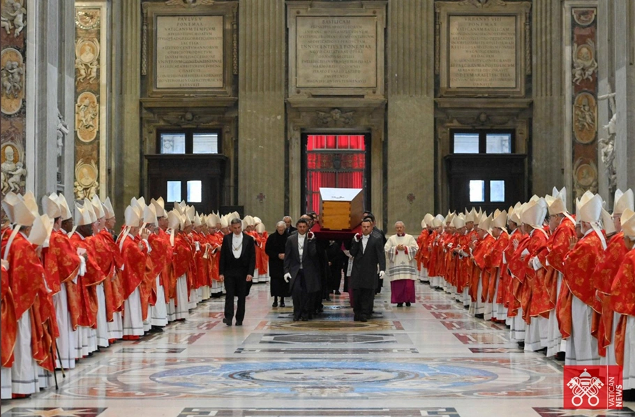 Caixão de Bento XVI é carregado para a Basílica de São Pedro