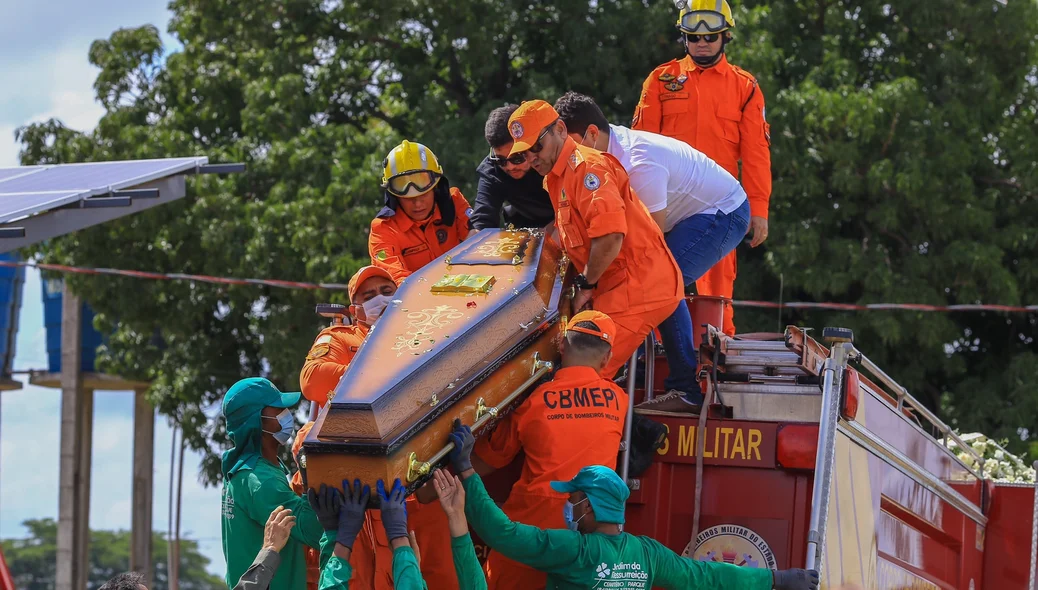 Caixão foi transportado pelo Corpo de Bombeiros