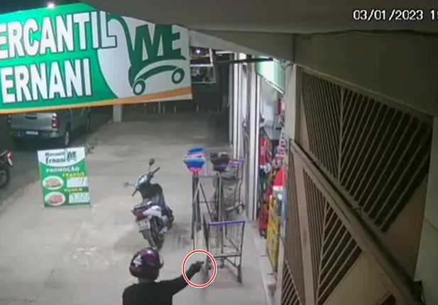 Câmera flagra assalto em mercantil na Avenida Pinheiro Machado em Parnaíba
