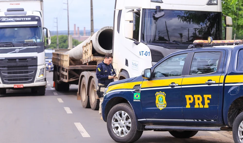 Caminhão estava estacionado na BR 316 quando a moto colidiu na traseira do veículo