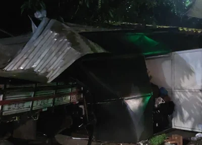 Caminhão invade canteiro e atinge motocicleta em estabelecimento na Marechal Castelo Branco