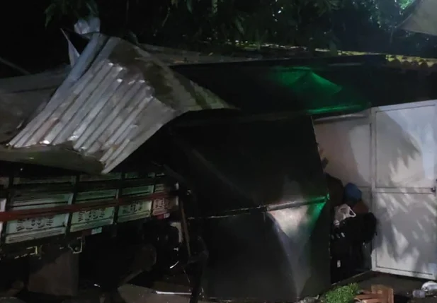 Caminhão invade canteiro e atinge motocicleta em estabelecimento na Marechal Castelo Branco