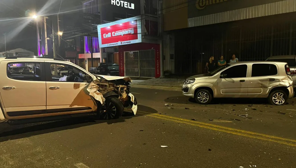 Caminhonete bateu contra quatro carros
