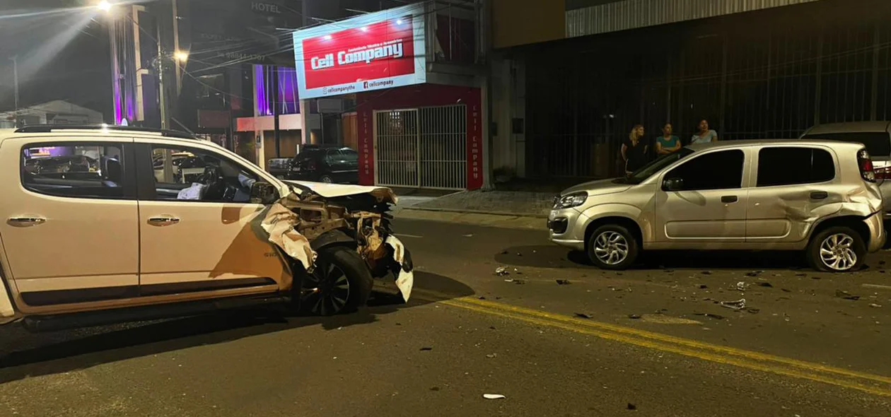 Caminhonete bateu contra quatro carros