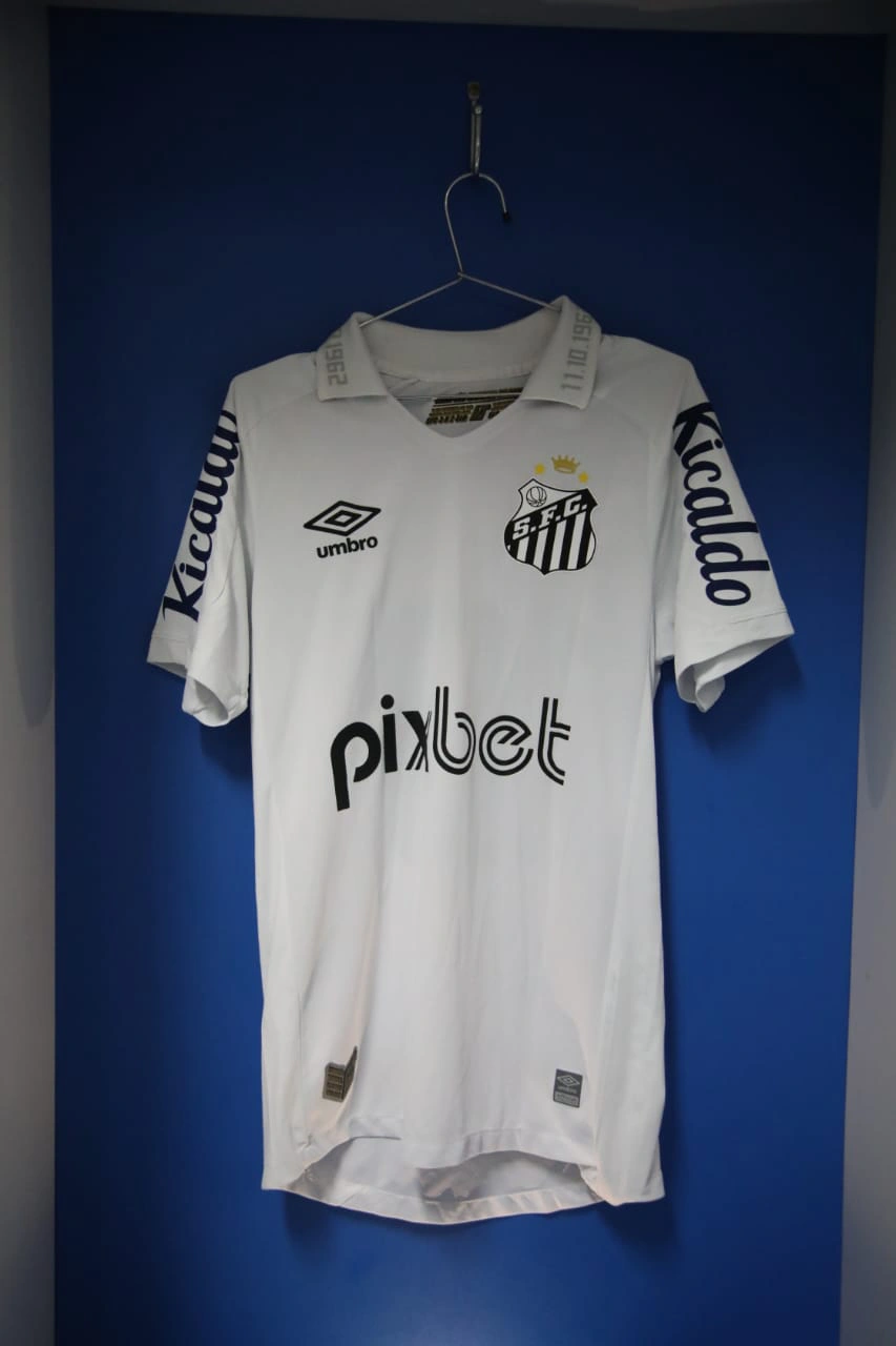 Camisa do Santos com a coroa em homenagem ao Rei Pelé