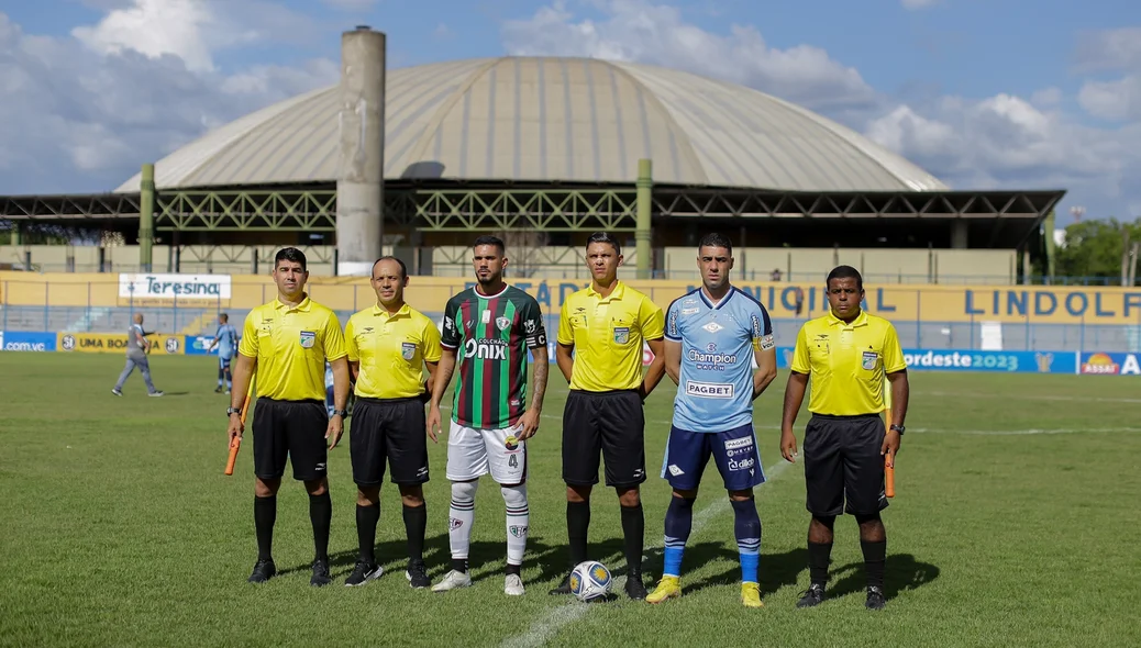 Capitão do Fluminense-PI (Weverton), do CSA (Xandão) e equipe de arbitragem