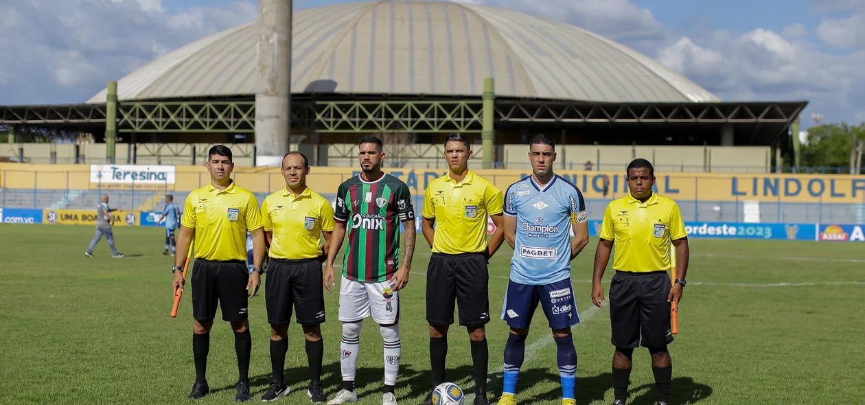 Capitão do Fluminense-PI (Weverton), do CSA (Xandão) e equipe de arbitragem