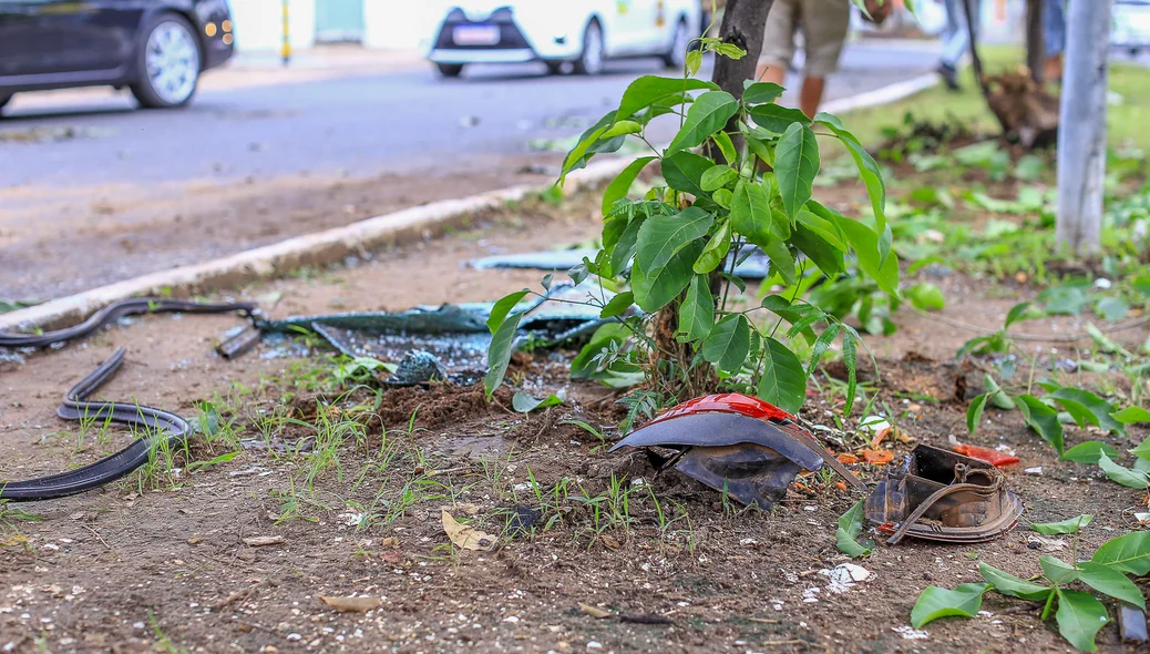 Carro capota após perder controle na zona Leste de Teresina
