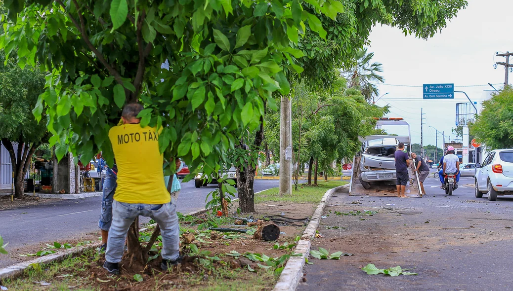 Carro capota após se chocar com árvore na Av. Jaime da Silveira