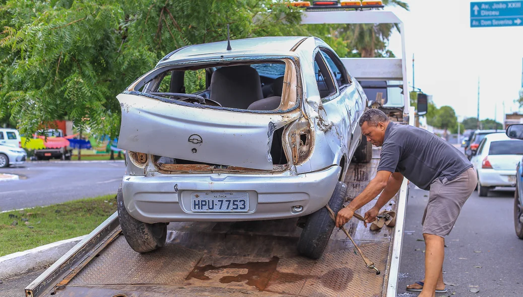 Carro capota na Morada do Sol em Teresina