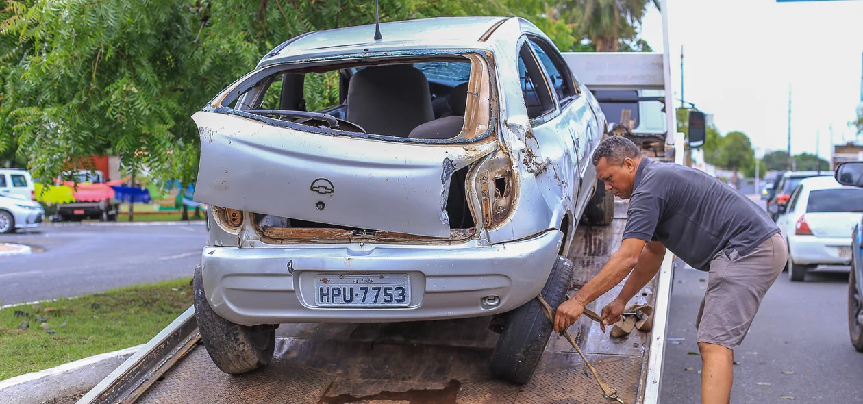 Carro capota na Morada do Sol em Teresina