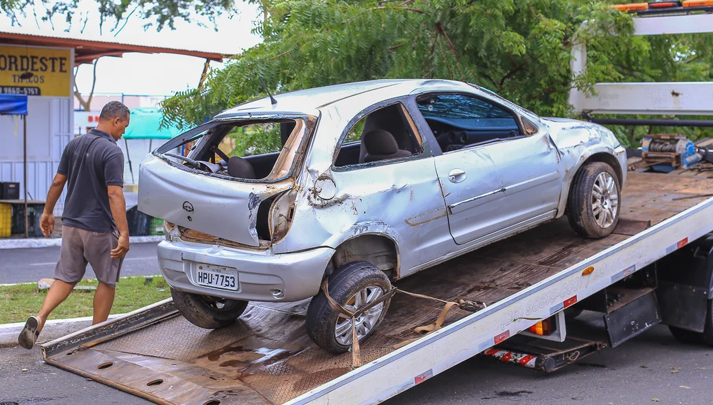 Carro ficou totalmente destruído