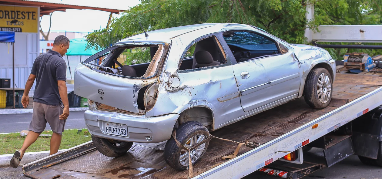 Carro ficou totalmente destruído