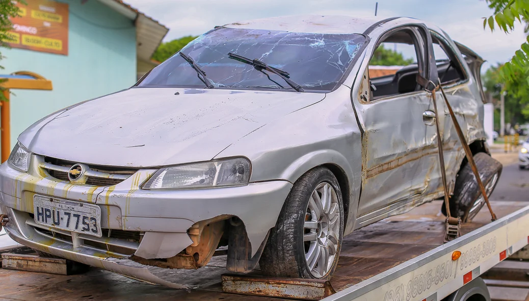 Carro perde controle na zona Leste