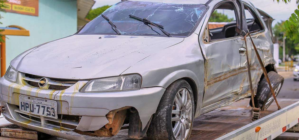 Carro perde controle na zona Leste