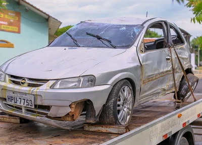 Carro perde controle na zona Leste