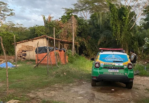 Casa abandonada onde foram encontrados os celulares roubados