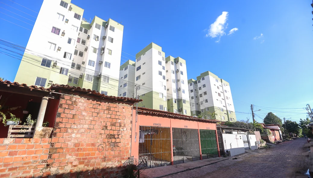 Casas ficam ao lado do condomínio