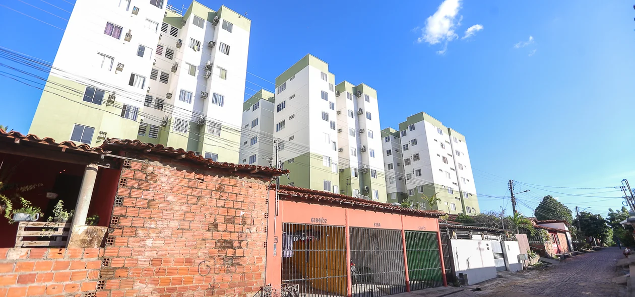 Casas ficam ao lado do condomínio
