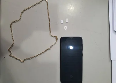 Celular, cpçar de ouro e chips telefônicos apreendidos