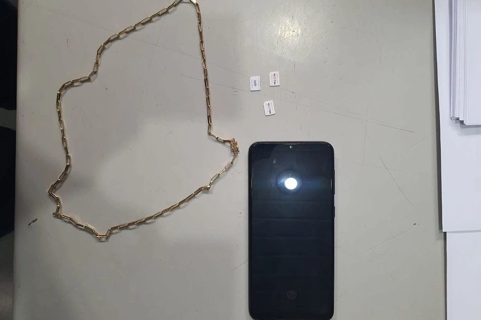 Celular, cpçar de ouro e chips telefônicos apreendidos