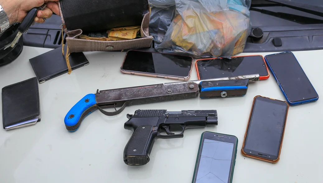 Celulares, armas e dinheiro apreendido