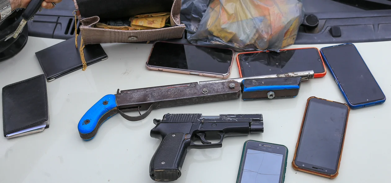 Celulares, armas e dinheiro apreendido