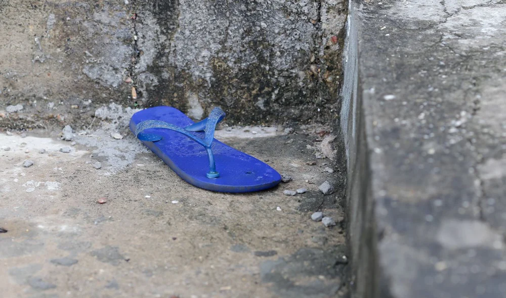 Chinelo da vítima