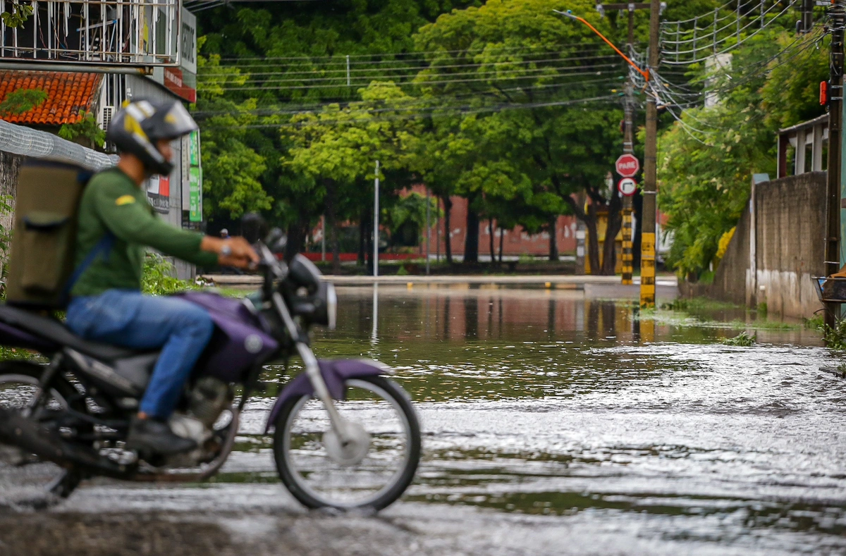 Chuvas causam alagamento em Teresina