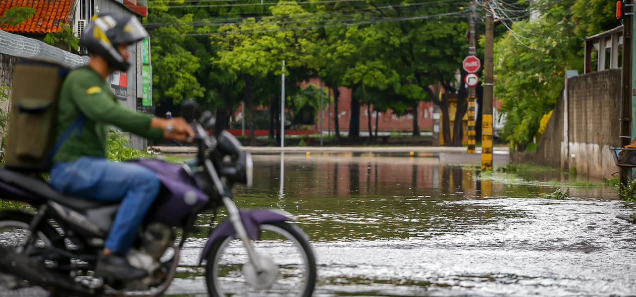 Chuvas causam alagamento em Teresina