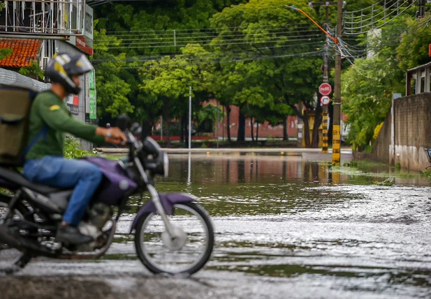 Chuvas causam alagamento em Teresina