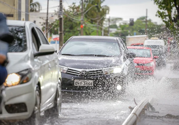 Chuvas causam congestionamento em Teresina