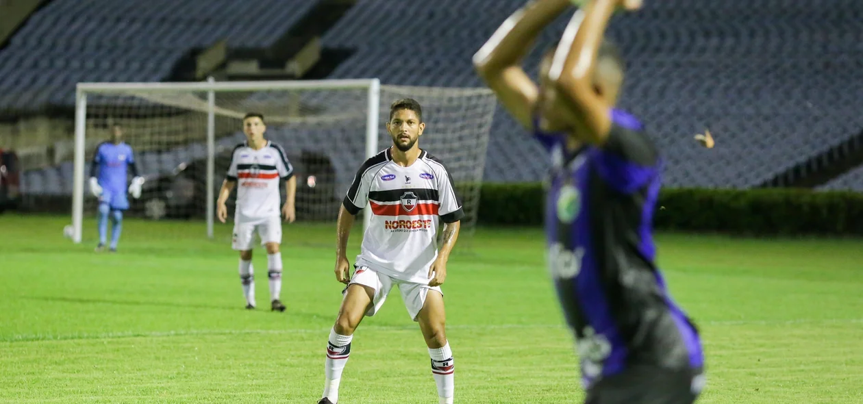 Cobrança de lateral do jogador do Altos