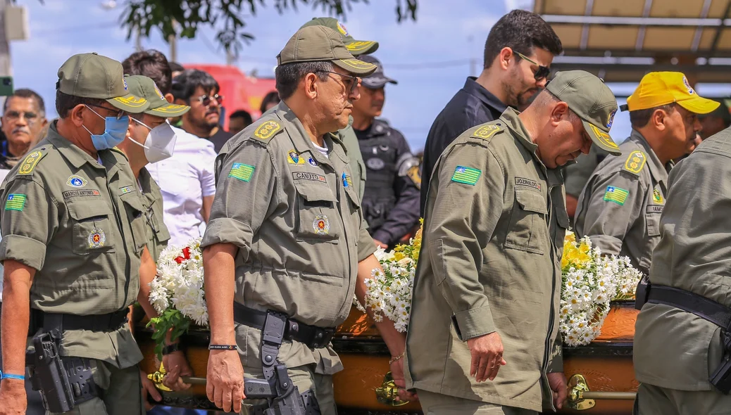 Colegas de farda levaram o caixão com o corpo do coronel da reserva