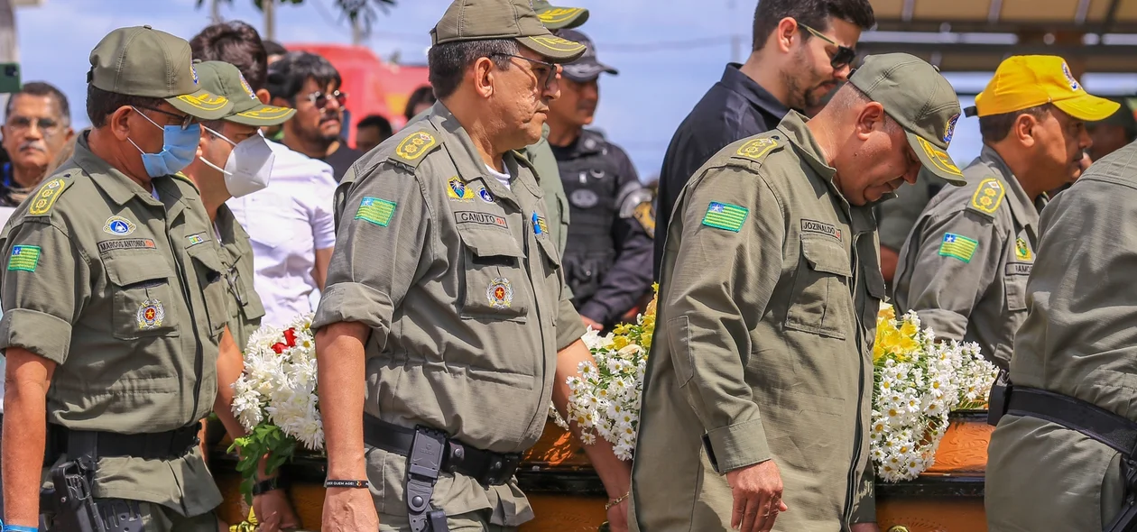 Colegas de farda levaram o caixão com o corpo do coronel da reserva