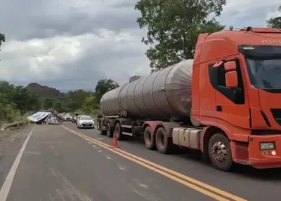 Colisão entre caminhão e carro deixa homem morto na BR 135 no Piauí