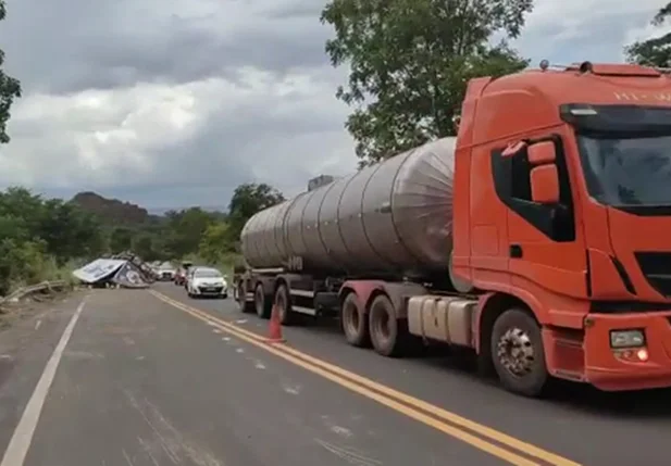 Colisão entre caminhão e carro deixa homem morto na BR 135 no Piauí