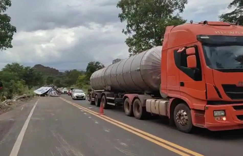 Colisão entre caminhão e carro deixa homem morto na BR 135 no Piauí