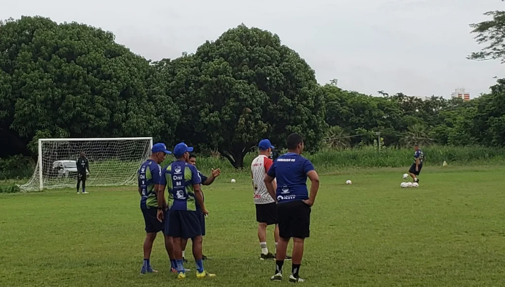 Comissão técnica do Fluminense-PI analisando o treino