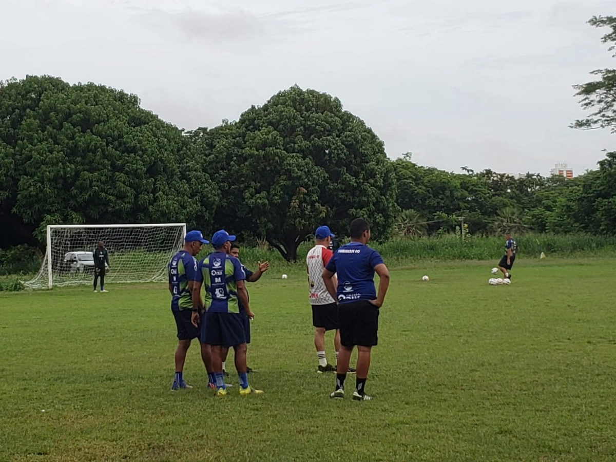 Comissão técnica do Fluminense-PI analisando o treino