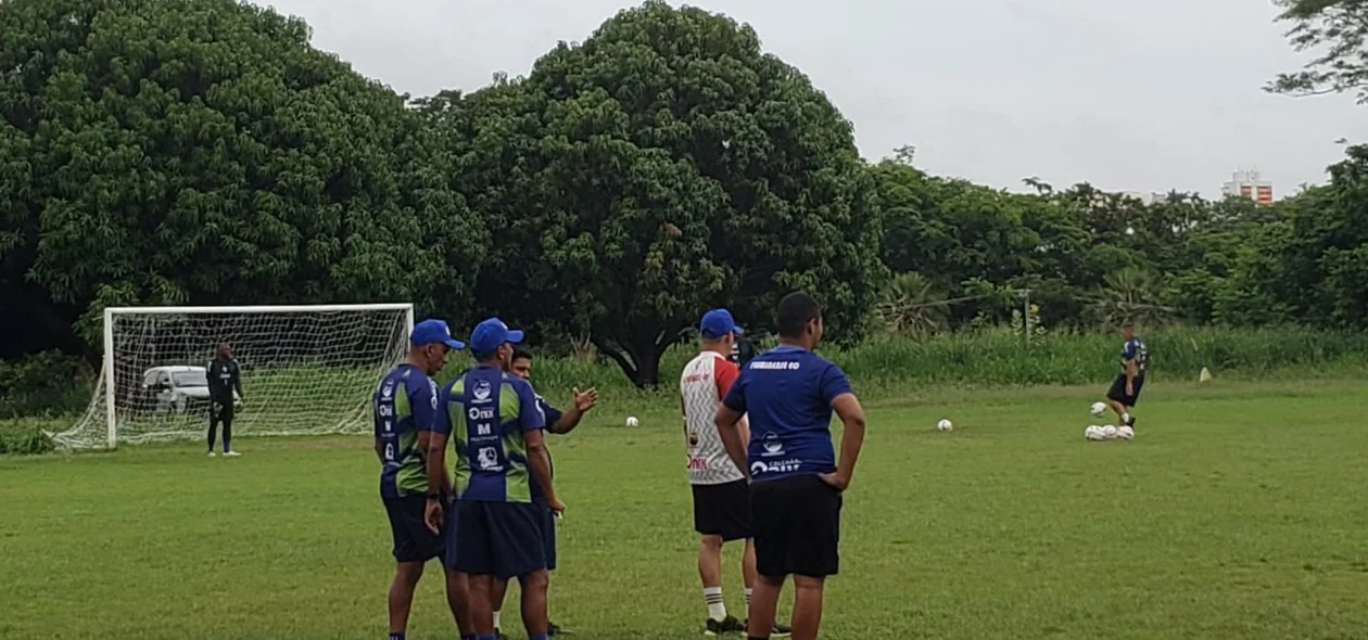 Comissão técnica do Fluminense-PI analisando o treino